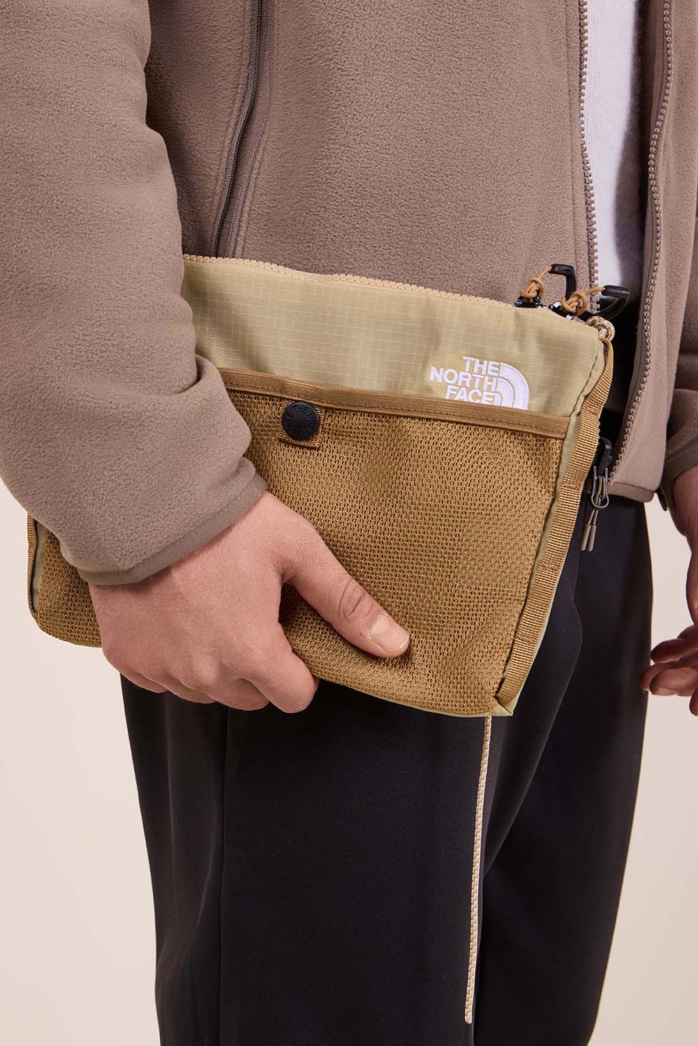 תמונת כל הלוק של תיק פאוץ' טרה